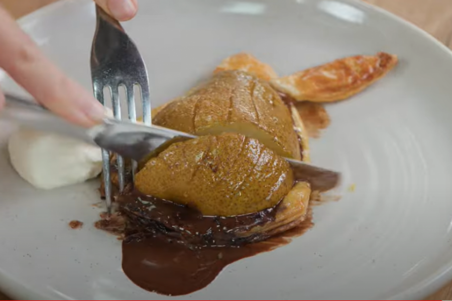 Pečene KRUŠKE sa čokoladom: Recept BEZ ŠEĆERA daje skoz drugu dimenziju UKUSA, poslastica koja će svima ostati dobro UPAMĆENA!