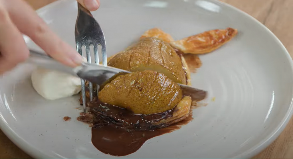 Pečene KRUŠKE sa čokoladom: Recept BEZ ŠEĆERA daje skoz drugu dimenziju UKUSA, poslastica koja će svima ostati dobro UPAMĆENA!