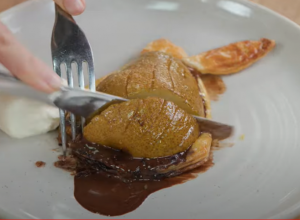 Pečene KRUŠKE sa čokoladom: Recept BEZ ŠEĆERA daje skoz drugu dimenziju UKUSA, poslastica koja će svima ostati dobro UPAMĆENA!