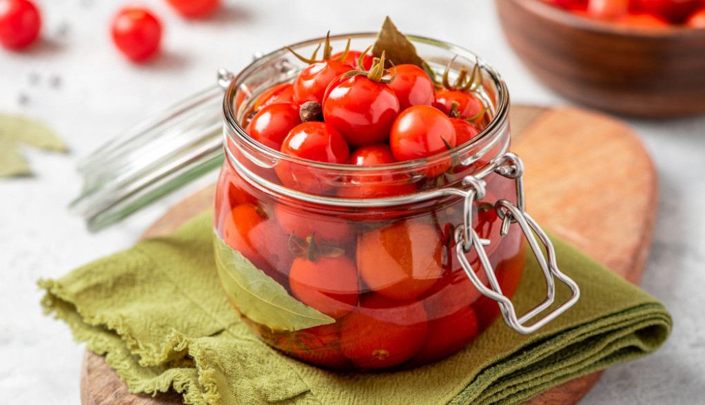 Ovo je NAJTRAŽENIJI recept za ZIMNICU: Čeri PARADAJZ u turšiji oduševio DOMAĆICE U SRBIJI