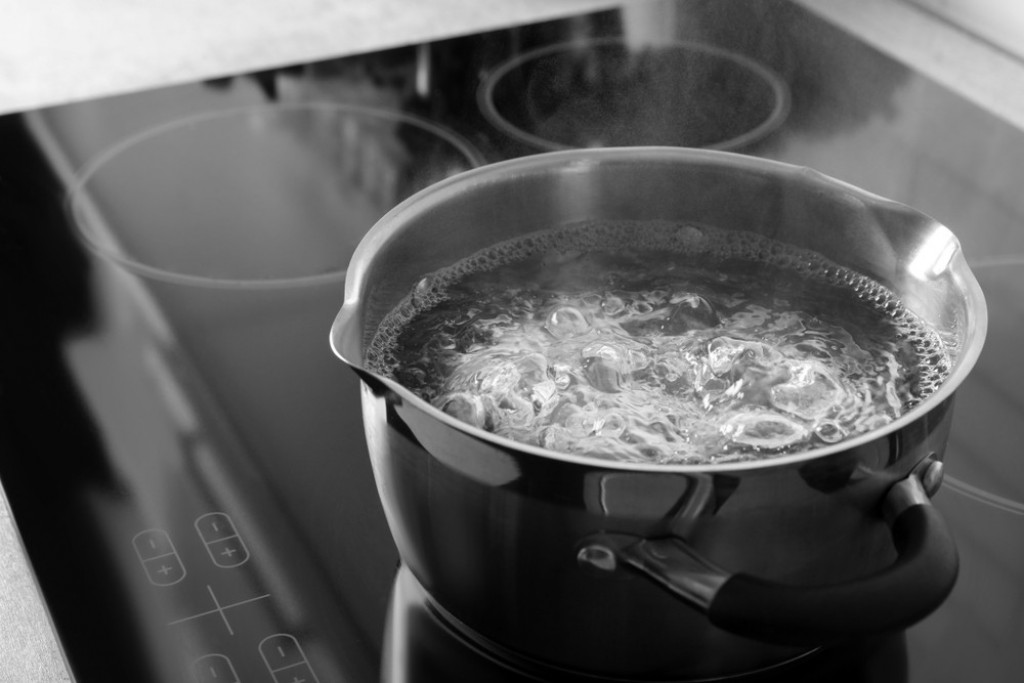 Veoma je ŠTETNO, a to mnogi NE znaju: Ako voda JEDNOM proključa, ne smete PONOVO da je koristite