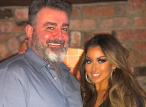 Svi misli da je ON NJEN DEDA, ali ona tvrdi da su SRODNE DUŠE: "Sa njim sam tako SREĆNA!"