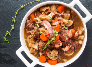 Spremite VINSKI gulaš za 400 dinara: Ručak za celu porodicu, a što se DUŽE krčka, to je ukusniji