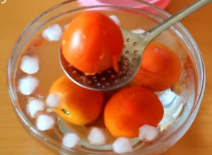 Oljuštite PARADAJZ bez muke: Jedonostavan trik koji štedi vreme, a nema NEREDA ni PRSKANJA(VIDEO)