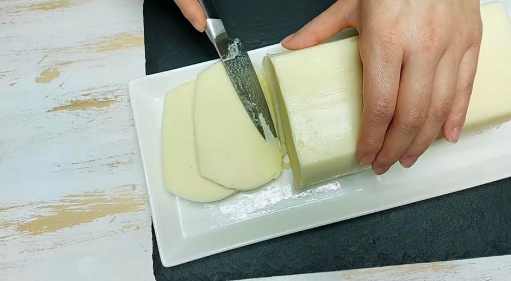 Prestanite da kupujete tvrdi SIR: Potrebna je samo jedna flaša MLEKA i manje od pola sata vremena, recept koji ŠTEDI novac!