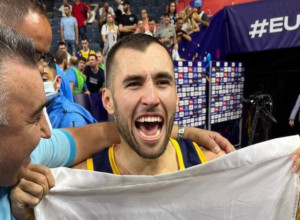 (FOTO) SRAMAN POTEZ KOŠARKAŠA BIH NA EUROBASKETU: "Zmajevi" slavili sa zastavom Armije RBiH