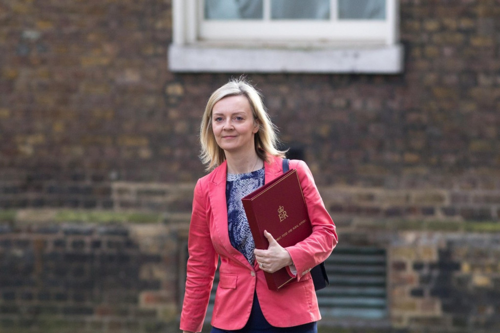 Ko je Liz Tras, nova premijerka Velike BRITANIJE? Kažu da je naslednica ČELIČNE lejdi i da obožava DRUŠTVENE mreže