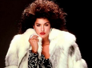 Od njene PRIRODNE LEPOTE malo šta je OSTALO: Dženis Dikinson je bila prvi SUPERMODEL, žena POSEBNE LEPOTE,  a onda se navukla na PLASTIČNU HIRURGIJU i jedva pomera OČI