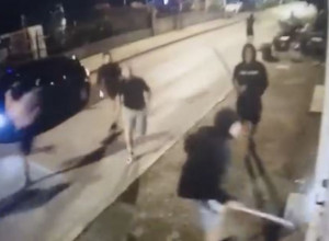 (VIDEO) HULIGANSKI NAPAD U OPINAMA: Razbili izlog kladionice i povredili jednu osobu