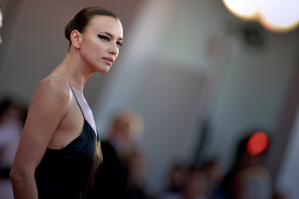 Irina Šajk nedoljiva u haljini koja je HIT sezone, a u Srbiji se RASPRODALA: Odabrali smo modele od 2.600 dinara, a možete ih STALNO nositi