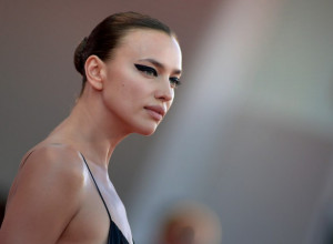 Irina Šajk nedoljiva u haljini koja je HIT sezone, a u Srbiji se RASPRODALA: Odabrali smo modele od 2.600 dinara, a možete ih STALNO nositi