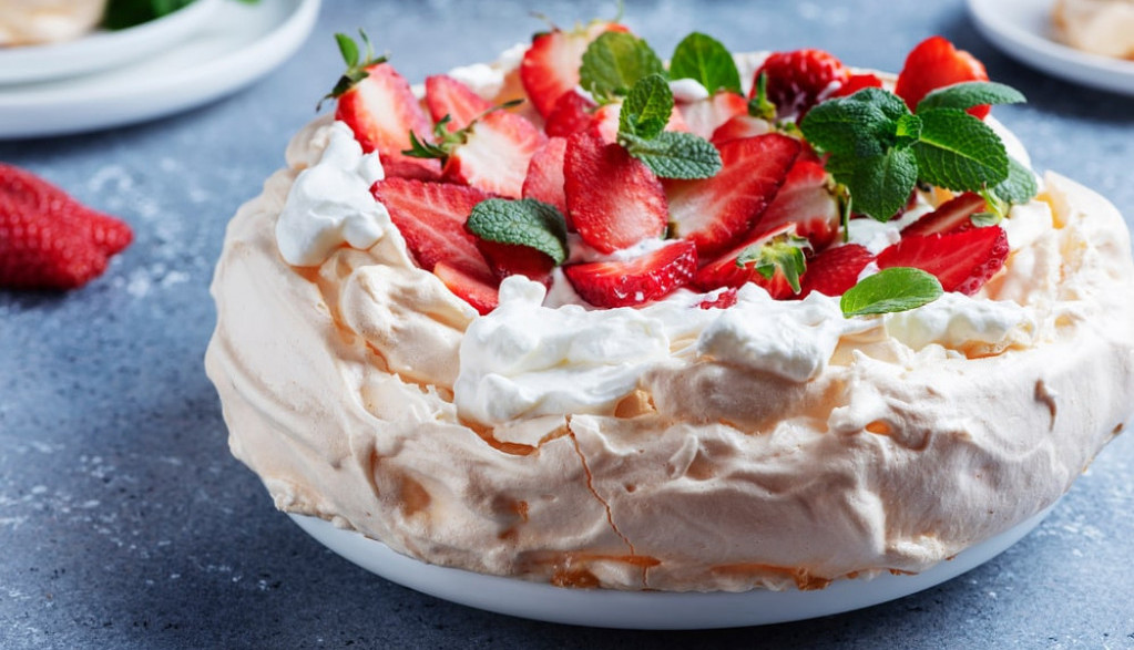 PAVLOVA TORTA jedna od natraženijih na internetu: Donosimo vam RECEPT za slatkiš za koji se uvek traži PARČE više