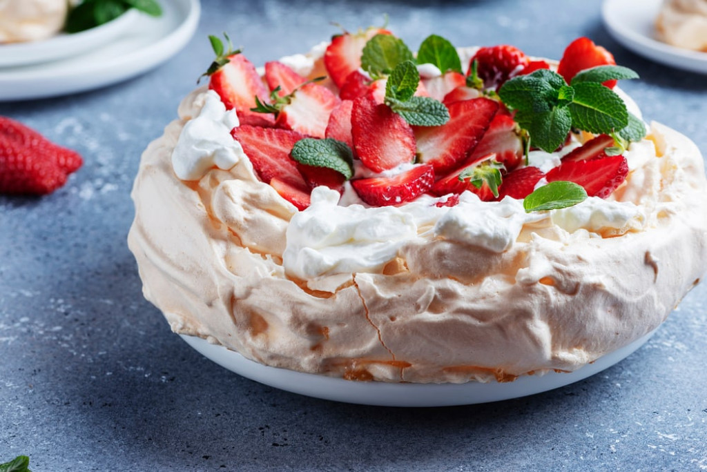 PAVLOVA TORTA jedna od natraženijih na internetu: Donosimo vam RECEPT za slatkiš za koji se uvek traži PARČE više