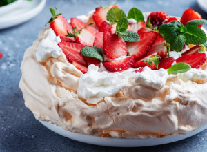 PAVLOVA TORTA jedna od natraženijih na internetu: Donosimo vam RECEPT za slatkiš za koji se uvek traži PARČE više