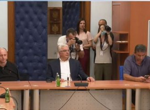 DOGOVOR STARE VEĆINE POD ZNAKOM PITANJA: Bečić i Abazović nijesu došli na pregovore!
