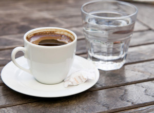 Da li pijete dve ili više šoljica kafe dnevno? Doktorka Sara objašnjava kako to utiče na vaš organizam i zdravlje