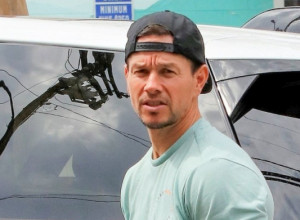 Ima 51 godinu, ČETVORO dece i telo kao APOLON: Skinuo je MAJICU, trbušnjaci sevaju i žene su opet POPADALE u nesvest