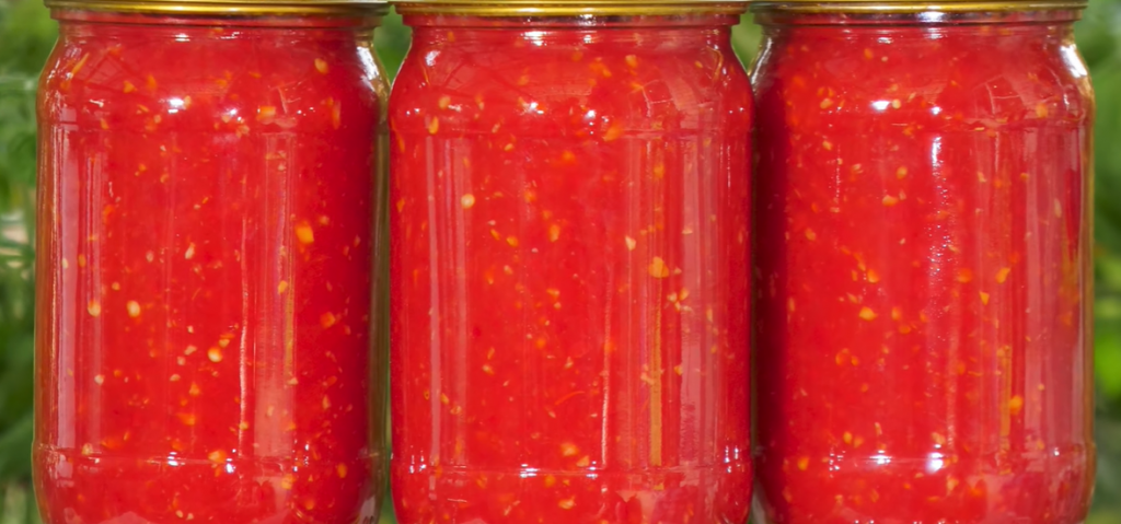 Žene u Srbiji masovno spremaju DOMAĆU ADŽIKU: Recept koji je preko noći postao POPULARAN, preti da naruši popularnost AJVARA