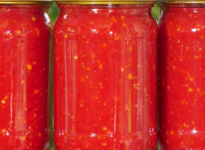 Žene u Srbiji masovno spremaju DOMAĆU ADŽIKU: Recept koji je preko noći postao POPULARAN, preti da naruši popularnost AJVARA
