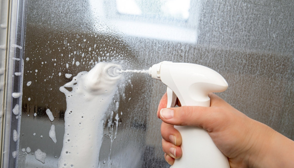 Trik za lakše čišćenje tuš kabine: Pomešajte ova tri sastojka i sijaće se kao nova