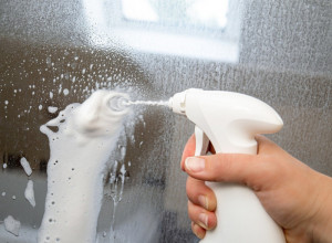 Dva sastojka iz KUHINJE će pomoći: Očistite vrata od TUŠ kabine uz ovaj TRIK