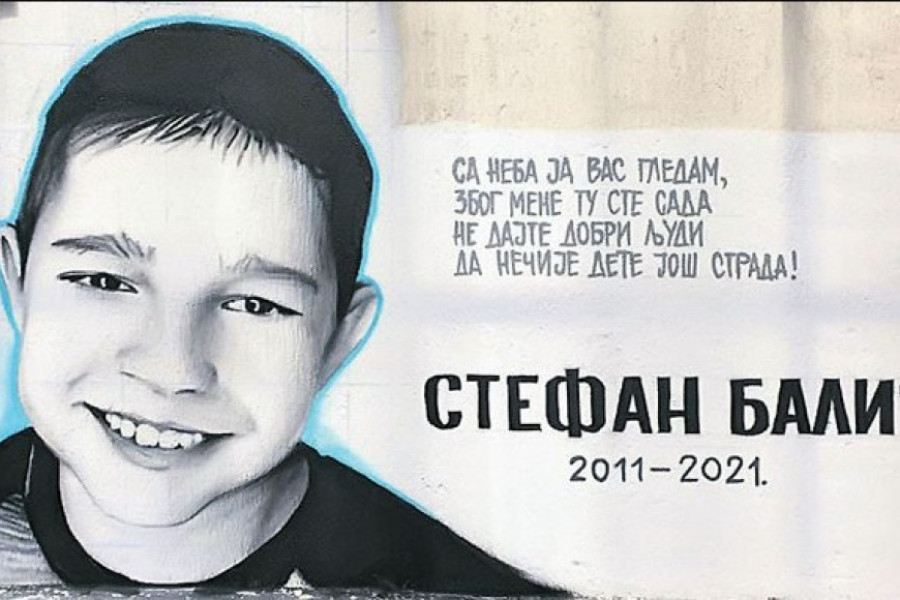 Puca srce od BOLA: Mali Luka (5) RUKICAMA grli mural svog brata Stefana, koji je TRAGIČNO nastradao (FOTO)