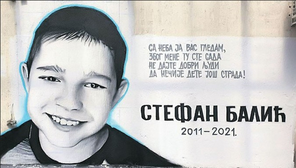 Puca srce od BOLA: Mali Luka (5) RUKICAMA grli mural svog brata Stefana, koji je TRAGIČNO nastradao (FOTO)