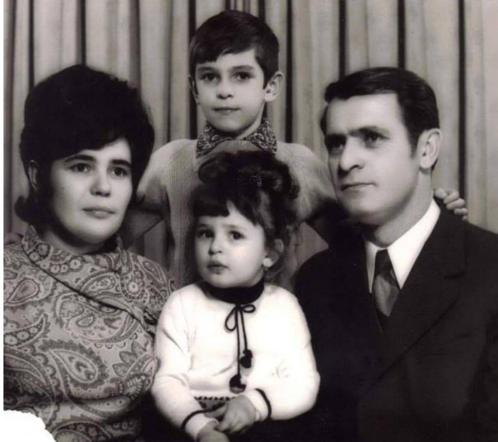 Da li prepoznajete MEDENU devojčicu sa fotografije? Svi je znate kao POP PEVAČICU, a evo koje joj je pravo zanimanje! (FOTO)