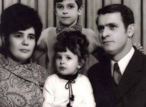 Da li prepoznajete MEDENU devojčicu sa fotografije? Svi je znate kao POP PEVAČICU, a evo koje joj je pravo zanimanje! (FOTO)