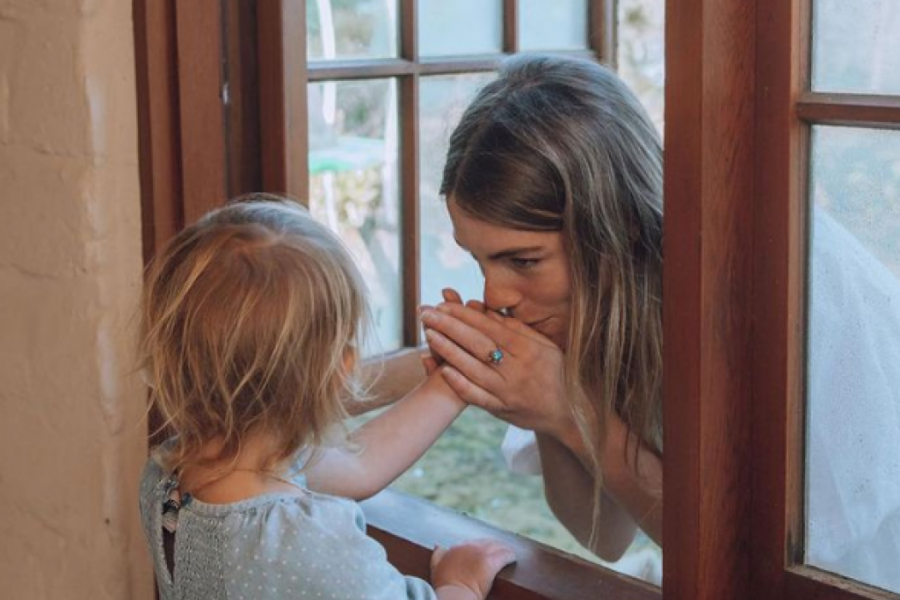 Tvrde da su bebu naučili na NOŠU kad je imala DVE NEDELJE: Njih dvoje insistiraju na NEOBIČNIM metodama roditeljstva, proverite da li biste radili OVO