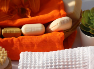 Zašto ŽENE u Srbiji masovno stavljaju SAPUN ispod čaršava? Kad čujete kakav je REZULTAT i vi ćete početi da radite isto