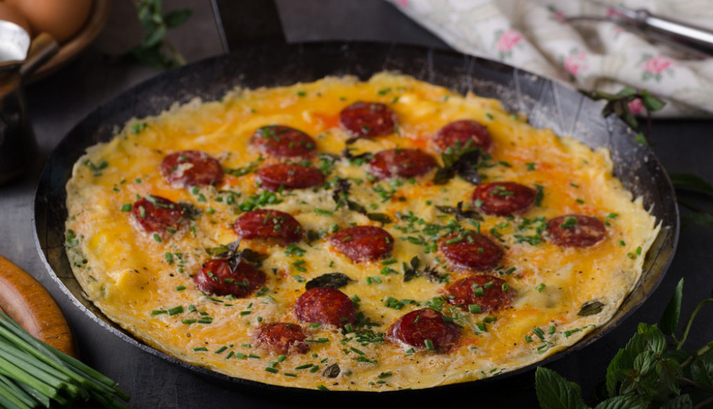 Pikantni OMLET za doručak: Jelo koje svi vole i rado ga spremaju