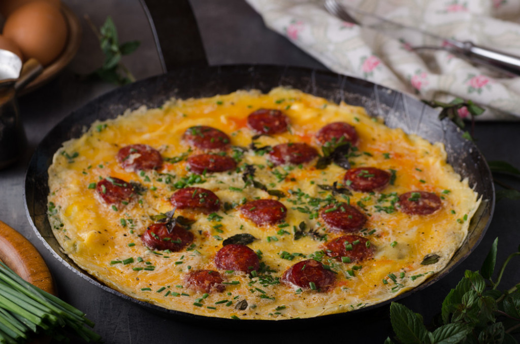 Pikantni OMLET za doručak: Jelo koje svi vole i rado ga spremaju