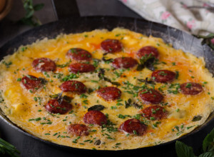 Pikantni OMLET za doručak: Jelo koje svi vole i rado ga spremaju