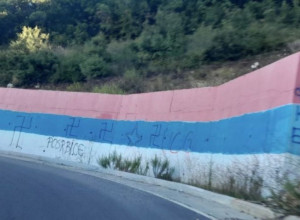 SRAMNO: Trobojka u Kučima oskrnavljena kukastim krstovima!