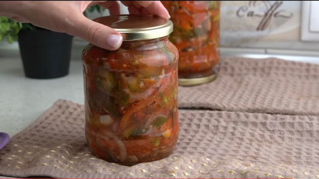 Prava VITAMINSKA bomba u TEGLI: Žene se KUNU u ovaj recept, najbolja mešavina SALATE za ZIMU!