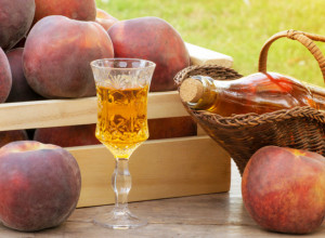 Napravite LIKER od BRESKVE: Pravo žensko piće koje je fantastičnog mirisa i UKUSA, oduševiće sve!