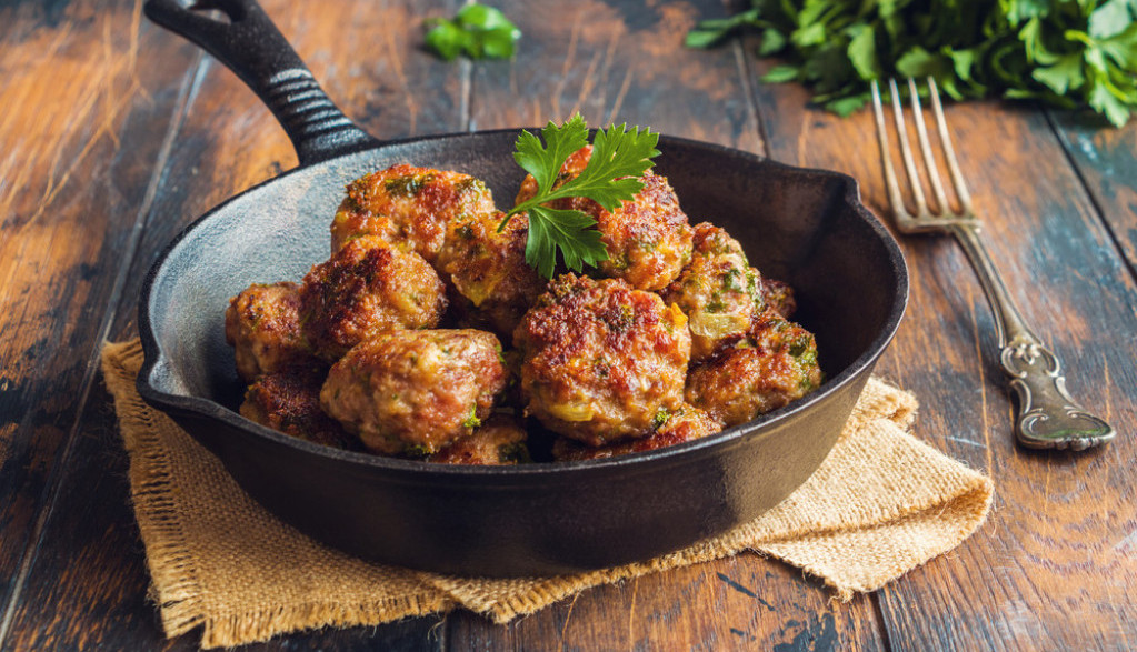 Savet profesionalne kuvarice: Evo zbog čega dodajem šećer sa cimetom u svinjsko mleveno meso