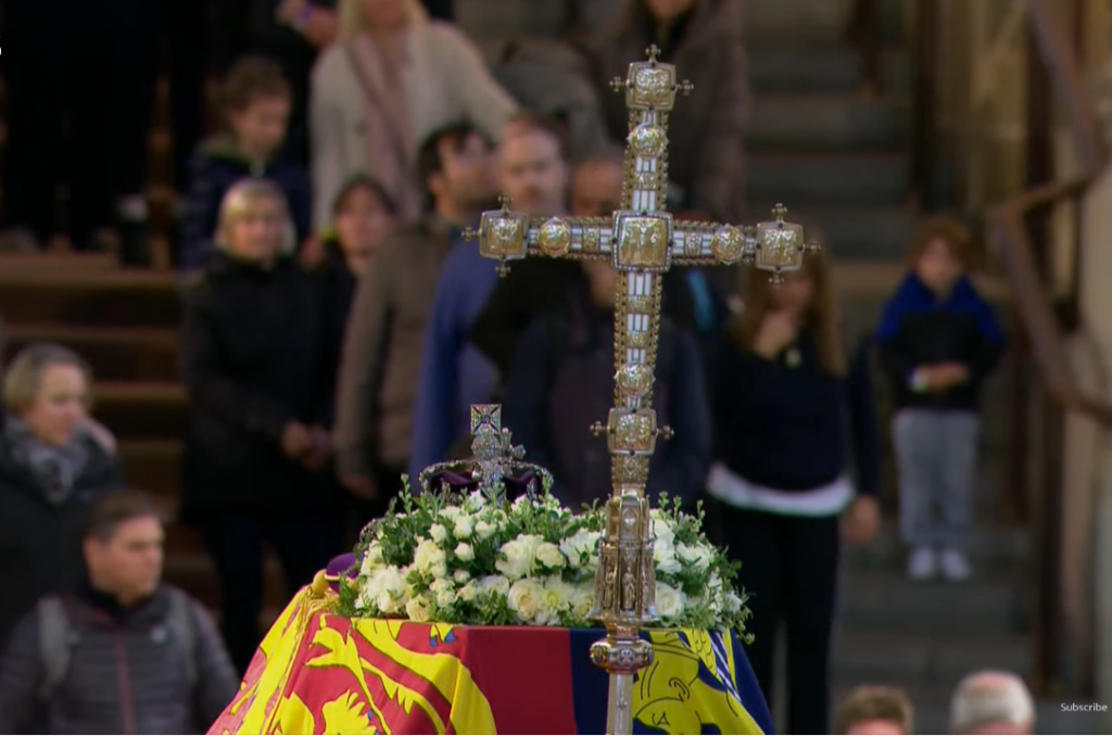Evo šta se nalazi na KOVČEGU kraljice Elizabete: Retko ko zna o čemu se radi!