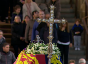 Evo šta se nalazi na KOVČEGU kraljice Elizabete: Retko ko zna o čemu se radi!