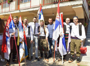 PO JOVANU DOŠLO 5 BARJAKA: Nesvakidašnja svadbena povorka od Čačka do Rudog, mlada u suzama (FOTO)