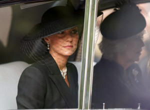 Kejt Midlton stigla  na SAHRANU kraljice Elizabete: Detalj koji je na sebi nosila svima je UPADAO U OČI, da li je to znak da je KRALJICA baš nju VIŠE volela?