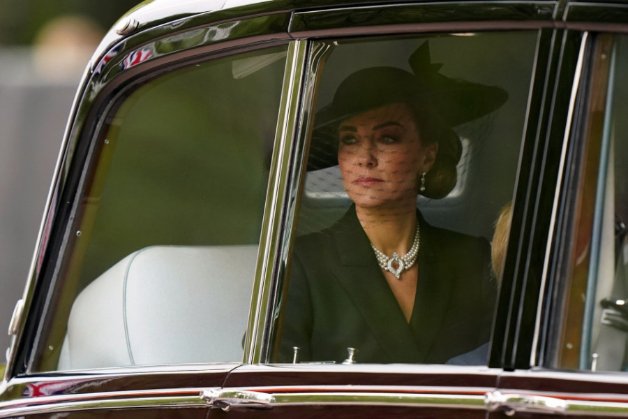 Viralna fotografija Kejt Midlton s maramom rastužila mnoge: Evo šta se krije iza svega