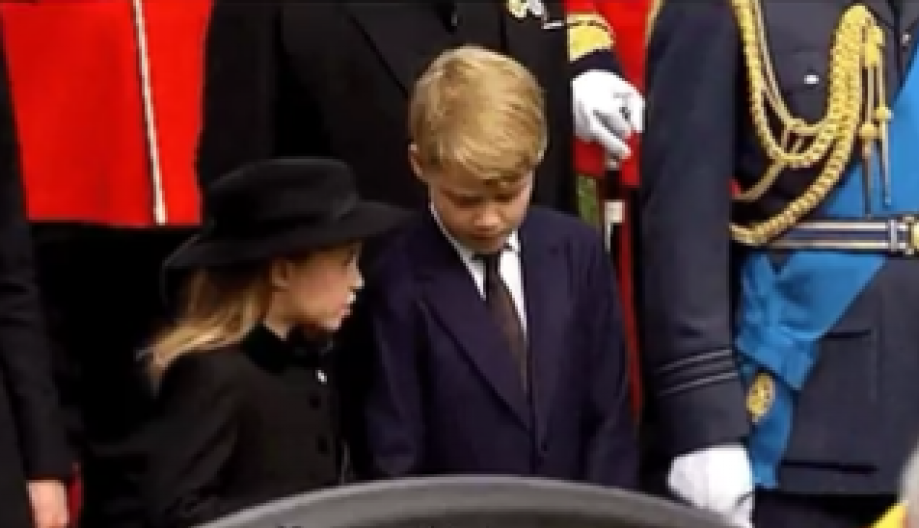 Snimak koji je ZAPALIO internet: Ovako praunuci kraljice Elizabete komuniciraju, mala princeza uhvaćena na delu