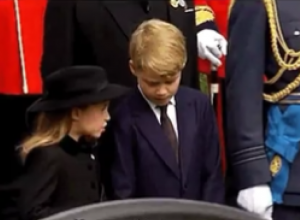 Snimak koji je ZAPALIO internet: Ovako praunuci kraljice Elizabete komuniciraju, mala princeza uhvaćena na delu