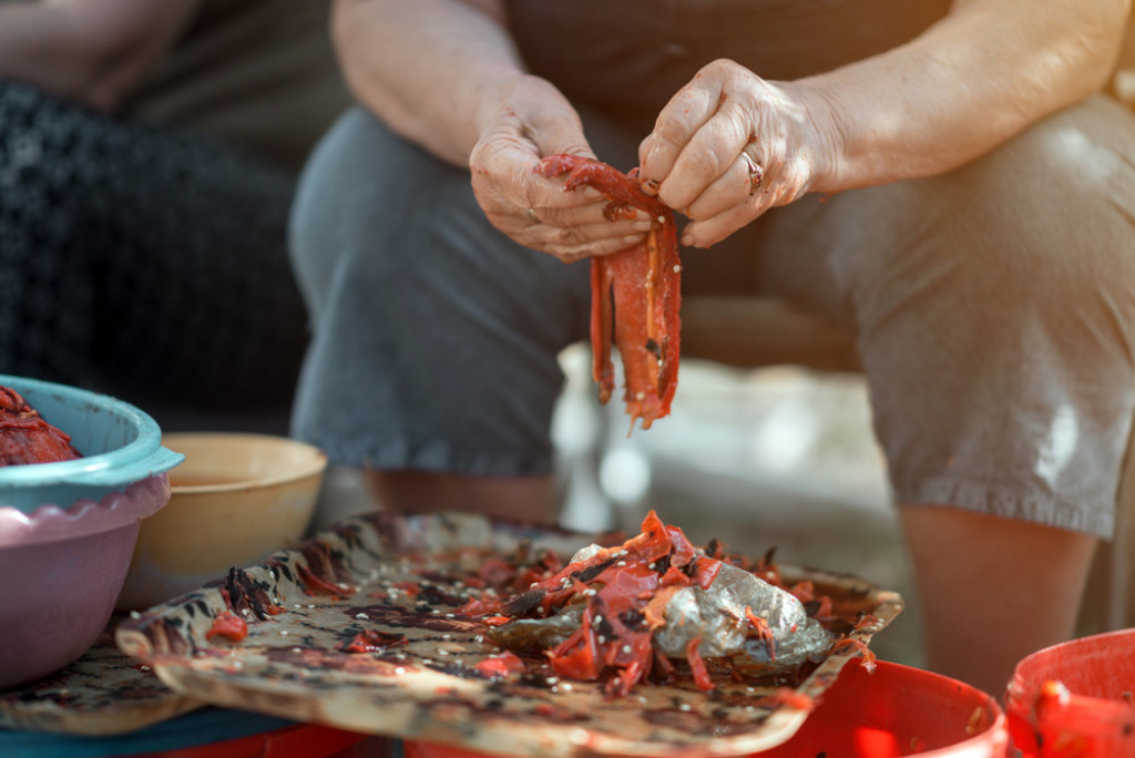 Ajvar od CEPKANIH PAPRIKA: Po receptu STARIH SRPSKIH DOMAĆICA, priprema je jednostavna a ukus NEODOLJIV