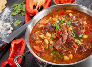 Za RUČAK spremite pravi MAĐARSKI GULAŠ: Recept profesionalnih KUVARA koji uspeva, a toliko je dobar da ćete ga često kuvati