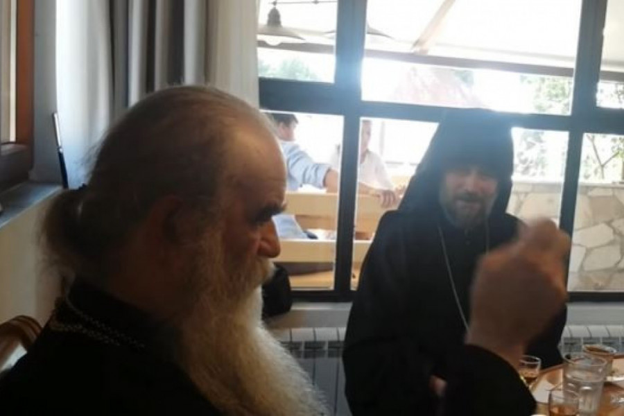 (VIDEO) DOSAD NEVIĐENI SNIMAK! Amfilohije ispričao šta je sve Milo radio da bi dobio glasove