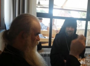 (VIDEO) DOSAD NEVIĐENI SNIMAK! Amfilohije ispričao šta je sve Milo radio da bi dobio glasove