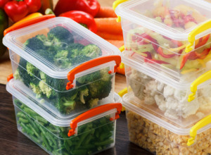 Ako u kutijama od sladoleda čuvate hranu odmah prestanite: Evo kako namirnice reaguju na plastičnu ambalažu